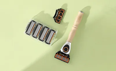 Sabunla sarılmış beş bıçak tıraş makinesi